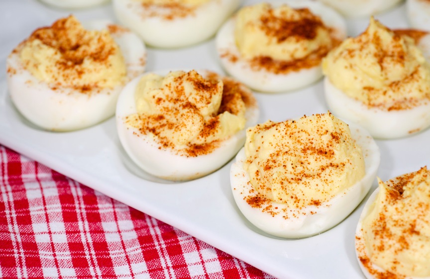 Huevos rellenos calientes keto